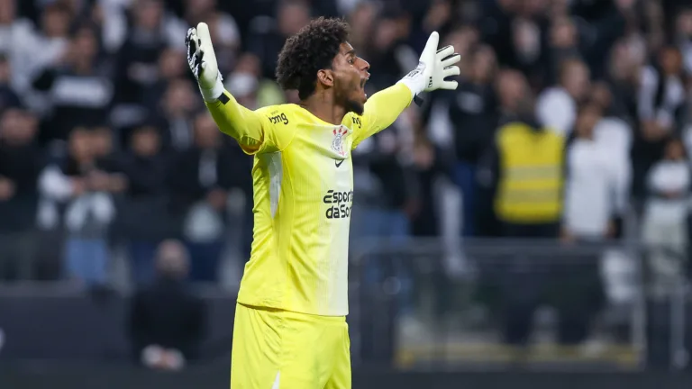 Hugo Souza vira alvo dos torcedores após derrota para o Bahia: “Pior sequência dele no Corinthians”