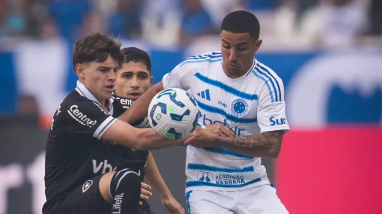 Cruzeiro vence Botafogo por 2 a 0 e seca o Flamengo para seguir na liderança do Brasileirão