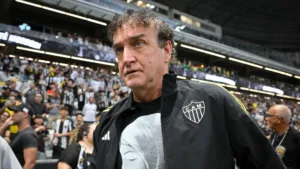 Atlético-MG pode demitir Cuca após derrota para o Cruzeiro e torcedores reagem: “Já passou da hora”
