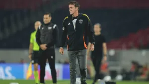 Torcedores do Atlético-MG apontam injustiça de Cuca com dois jogadores: “Treinador puniu com a reserva”