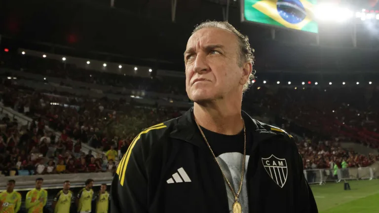 Torcedores do Atlético-MG questionam escalação de Cuca contra o Vasco: “Biel vem pedindo passagem”