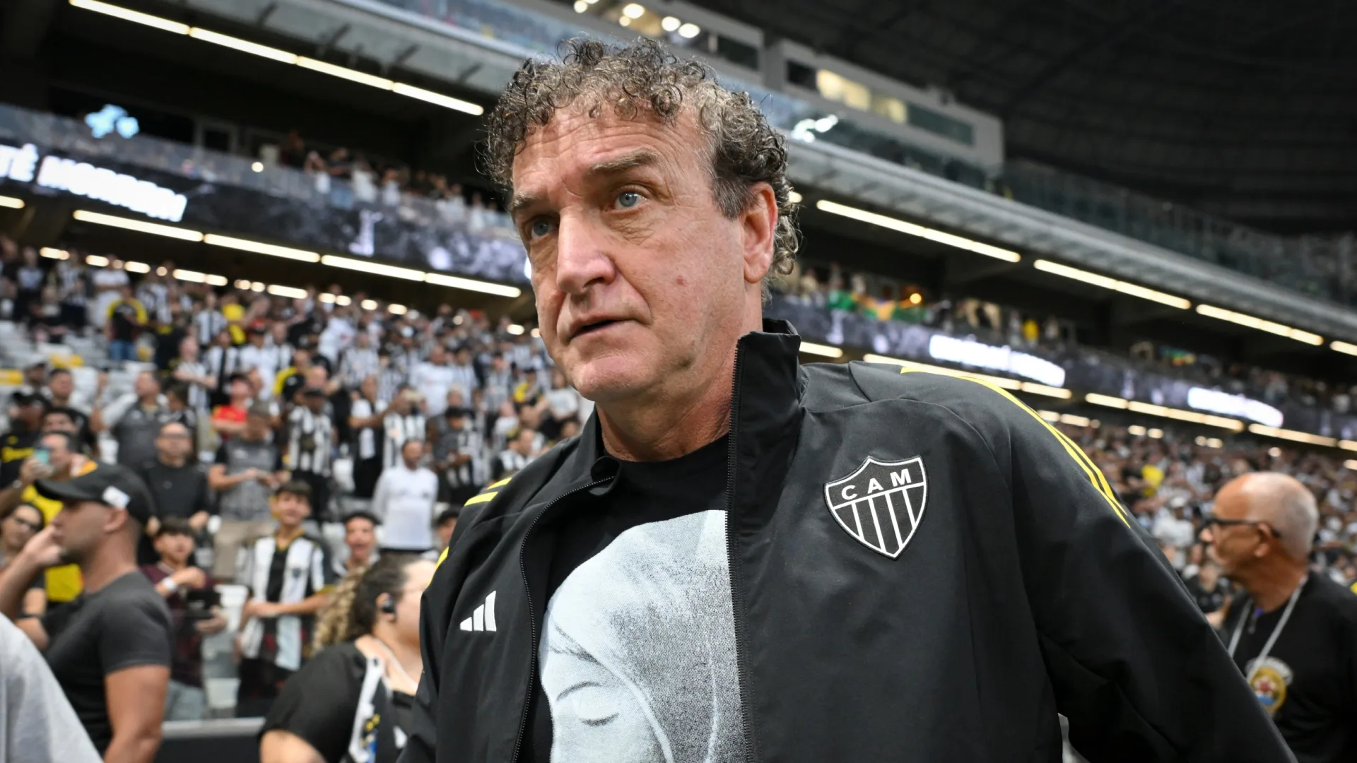 Atlético-MG pode demitir Cuca após derrota para o Cruzeiro e torcedores reagem: “Já passou da hora”