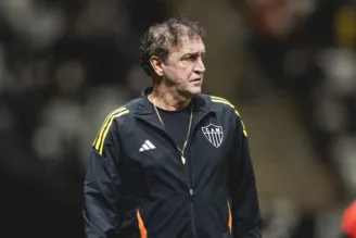 Cuca ao lado do campo em partida do Campeonato Brasileiro