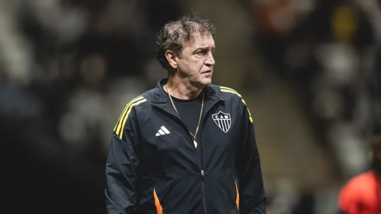 Cuca escala time misto contra o São Paulo e torcedores do Atlético-MG reagem na web: “Rony não sai nem assim”