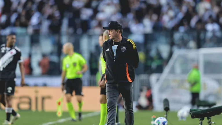 Zagueiro do Atlético-MG, Ivan Román vira ‘pivô’ de discussão entre Cuca e jornalista: “Vai me perguntar toda semana?”