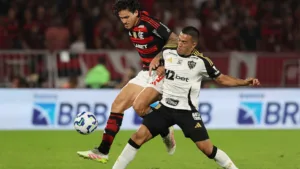 André Hernan monta time ideal com escalações de Atlético-MG x Flamengo e torcedores rebatem: “Parei no Everson x Rossi”