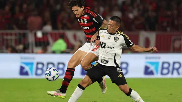 André Hernan monta time ideal com escalações de Atlético-MG x Flamengo e torcedores rebatem: “Parei no Everson x Rossi”