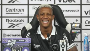 Roger Flores rasga elogios a Danilo, meia do Botafogo: “Vai encaixar muito fácil nessa equipe”