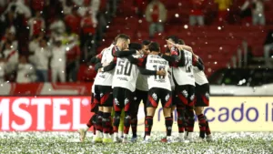 Denílson provoca Internacional e sinaliza Flamengo com status de imbatível no Brasil hoje: “Muita qualidade num time só”