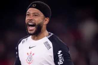 Depay, em jogo de retorno ao Corinthians