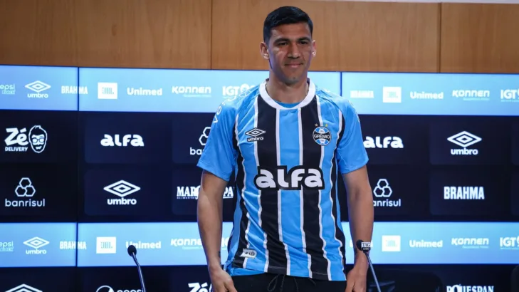 Torcida do Grêmio se revolta com Balbuena e Carlos Vinícius fora dos relacionados: “No Flamengo chegaram e jogaram” Torcida do Grêmio se revolta com Balbuena e Carlos Vinícius fora dos relacionados: “No Flamengo chegaram e jogaram”