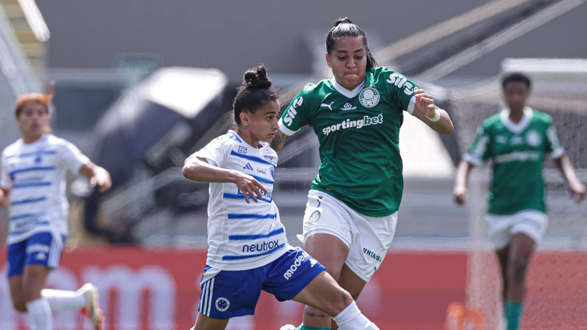 Corinthians e Cruzeiro vencem fora de casa e saem na frente nas semifinais do Brasileirão Feminino