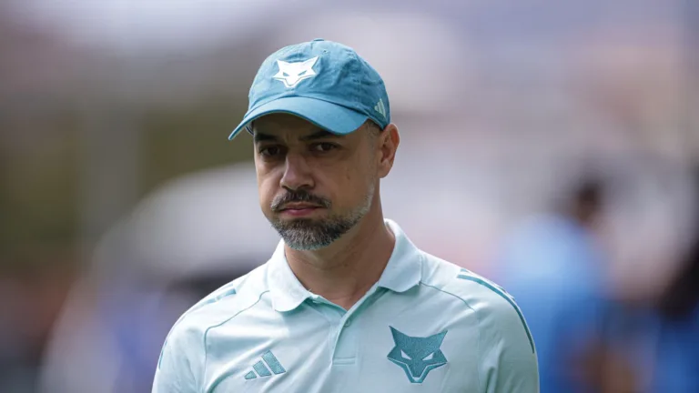 Jonas Urias celebra classificação do Cruzeiro para final do Brasileirão Feminino: “Muito feliz”