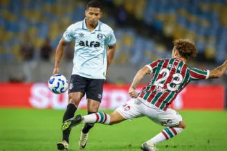 João Lucas em ação contra o Fluminense