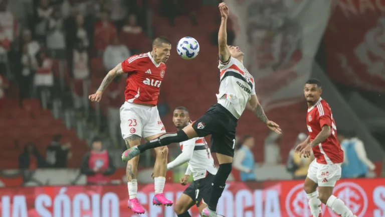 Internacional perde para o São Paulo e torcedores focam críticas em Roger Machado: “Não consegue extrair mais nada”