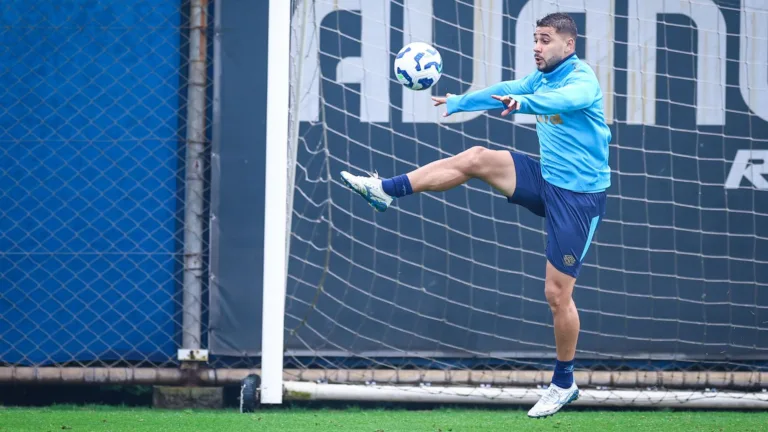 João Pedro volta aos treinamentos do Grêmio e informação de Eduardo Moura aumenta as expectativas: “Pode antecipar retorno”