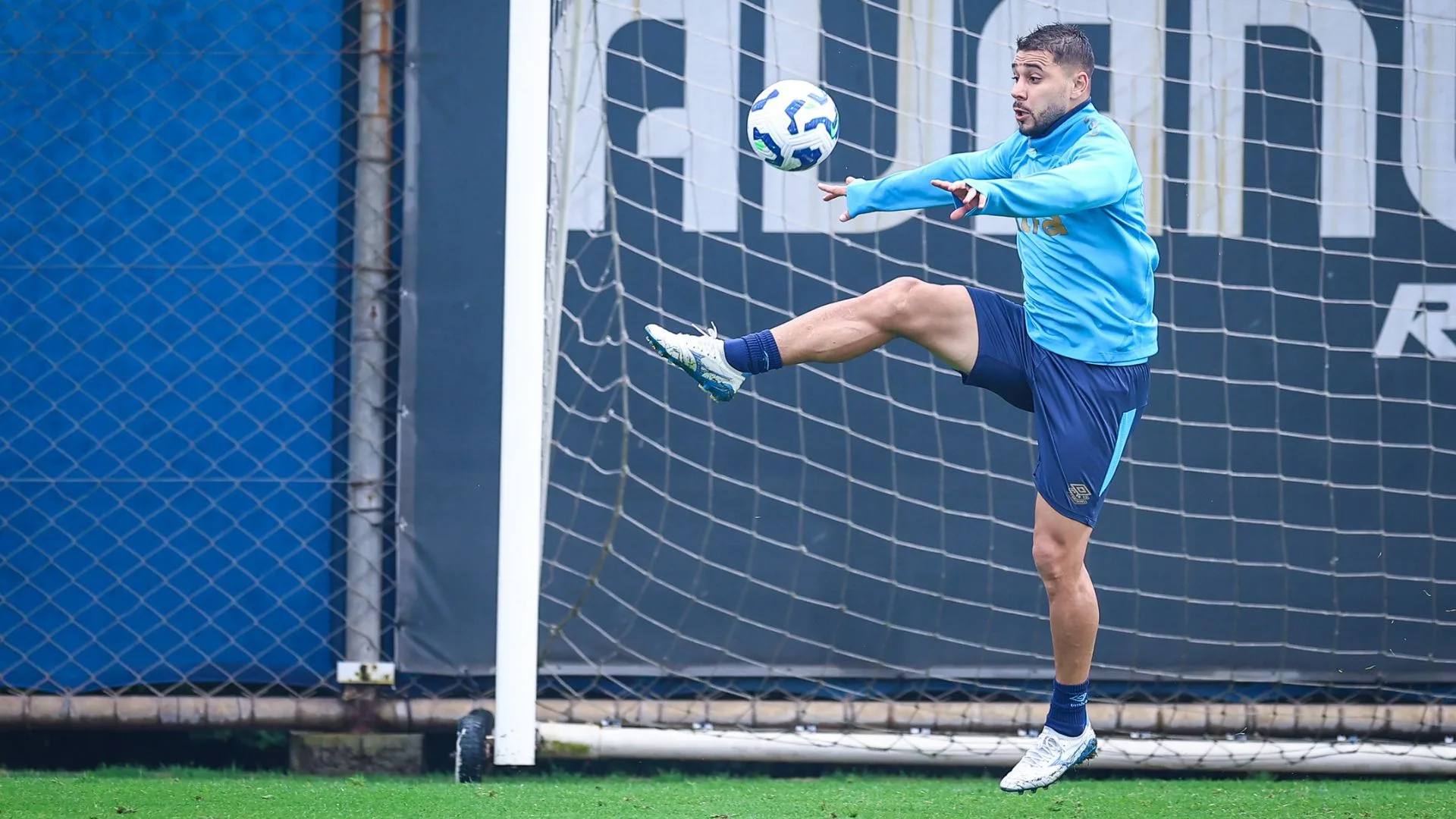 João Pedro volta aos treinamentos do Grêmio e informação de Eduardo Moura aumenta as expectativas: “Pode antecipar retorno”