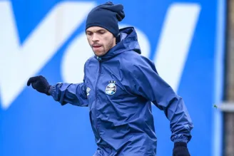 Braithwaite treinando no CT Luiz Carvalho