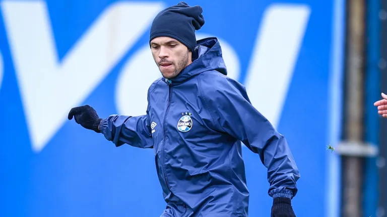 Braithwaite volta a treinar com o elenco, mas torcedor pede Carlos Vinícius como titular: “Coloca o contratado para estrear”