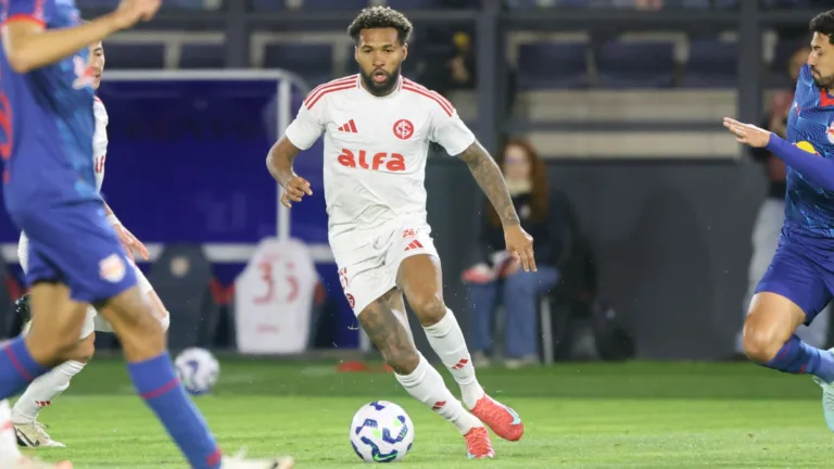 Wesley volta a jogar no mesmo lado de Bernabei e Roger Machado valoriza entrosamento da dupla: “Eles se entendem”