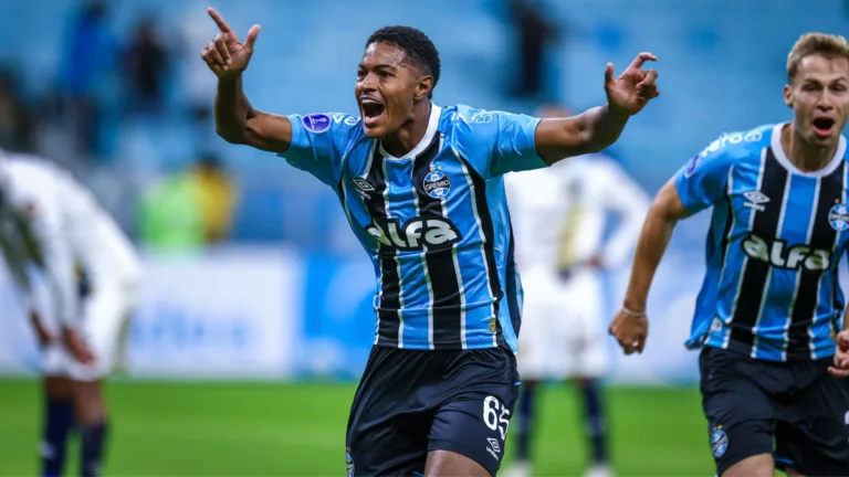 Grêmio renova contrato com Riquelme até 2027 e torcedores comemoram: “Única notícia boa do mês”