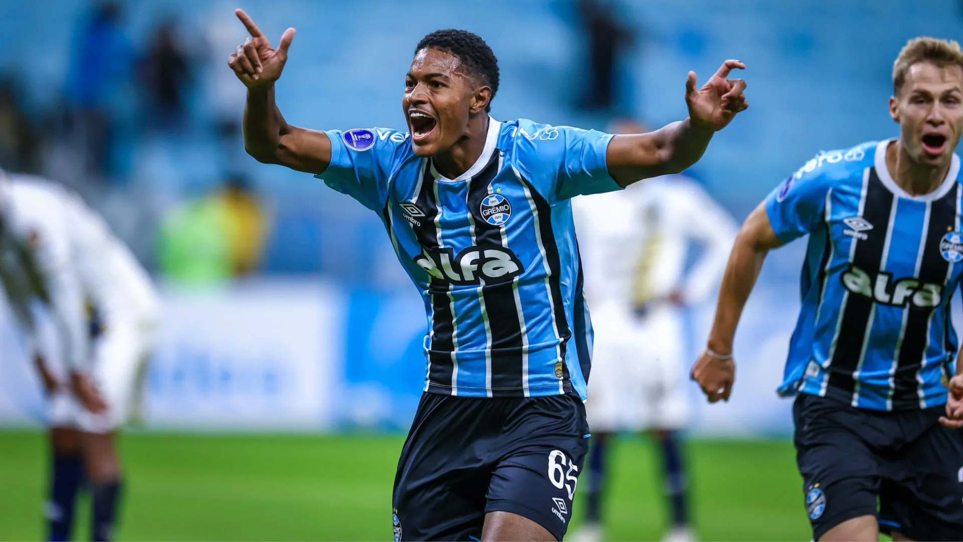 Grêmio renova contrato com Riquelme até 2027 e torcedores comemoram: “Única notícia boa do mês”