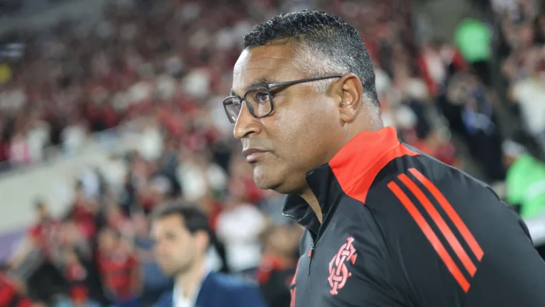 Roger Machado define atuação do Internacional como ‘equilibrada’ e parabeniza jogadores após derrota no Maracanã: “Disputa está bem aberta”