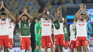 Leonardo Meneghetti critica Roger Machado por escalar reservas no Internacional contra o Flamengo: “Não pode rifar o jogo”