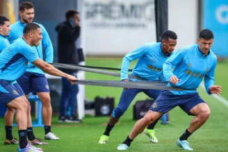 Carlos Vinicius, Edenílson e elenco no treino