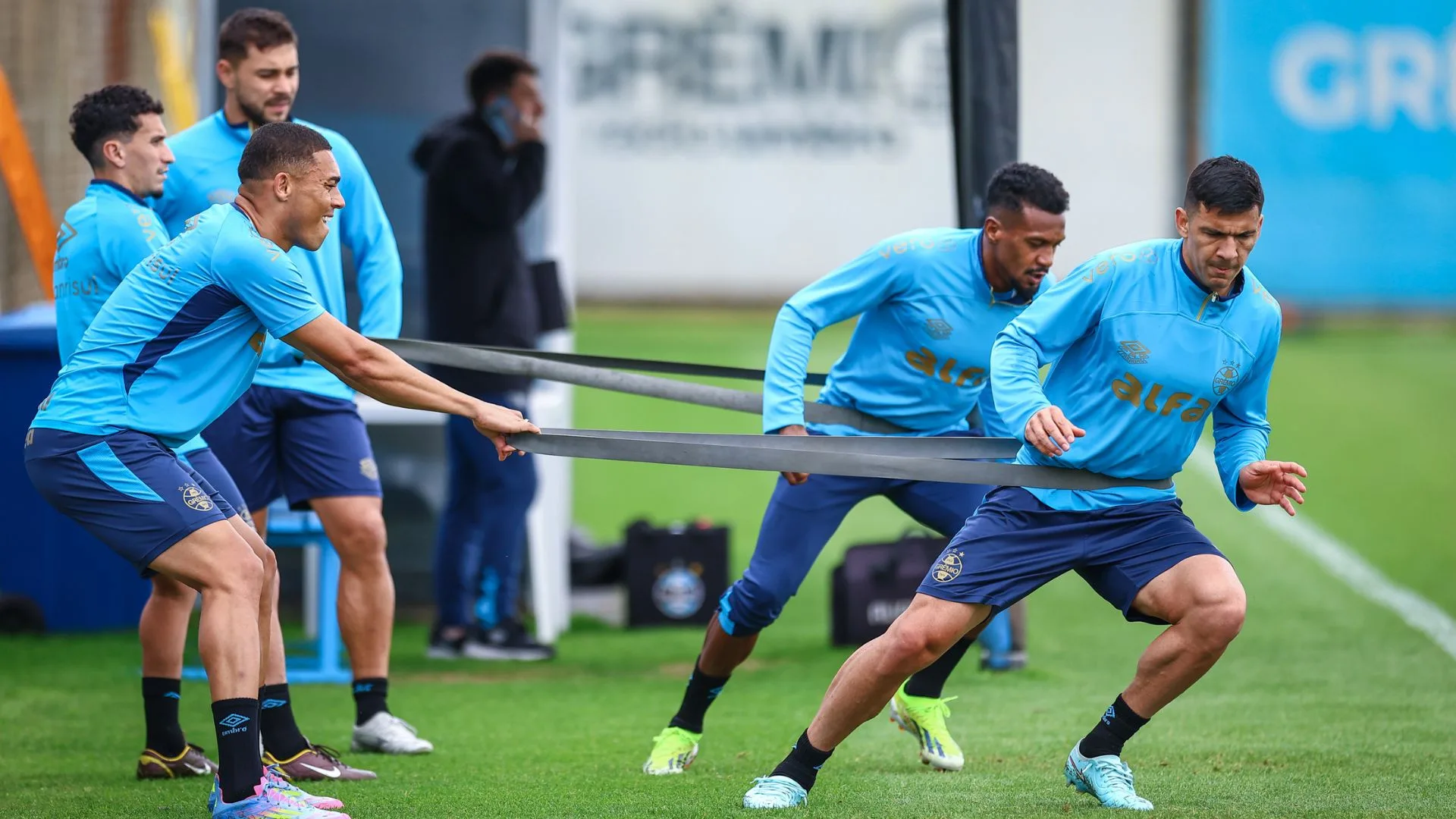 Eduardo Moura indica escalação do Grêmio encaminhada com Cuéllar e Carlos Vinícius como titulares contra o Atlético-MG