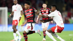 Onde assistir Internacional x Flamengo ao vivo pelo Brasileirão: prováveis escalações, desfalques e retrospecto