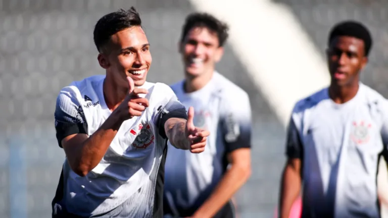 Juliano Machado analisa as características de Guilherme Pellegrin, lateral do Corinthians que interessa ao Internacional: “Rápido, técnico e ofensivo”