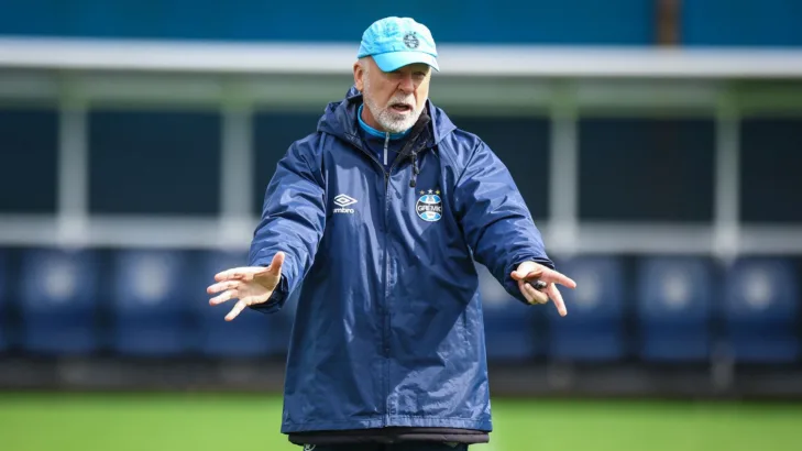 Torcedores do Grêmio pedem três zagueiros no time titular e Bruno Soares sinaliza: “Pode mudar o esquema” Torcedores do Grêmio pedem três zagueiros no time titular e Bruno Soares sinaliza: “Pode mudar o esquema”