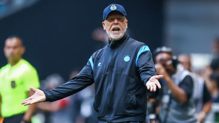Mano Menezes reprova teor das críticas feitas ao Grêmio e valoriza atuação contra o Atlético-MG: “Todos foram metralhados” Mano Menezes reprova teor das críticas feitas ao Grêmio e valoriza atuação contra o Atlético-MG: “Todos foram metralhados”