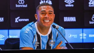 Torcedores do Grêmio elogiam Carlos Vinícius e lamentam expulsão que impede sequência: “É melhor que o Braithwaite”