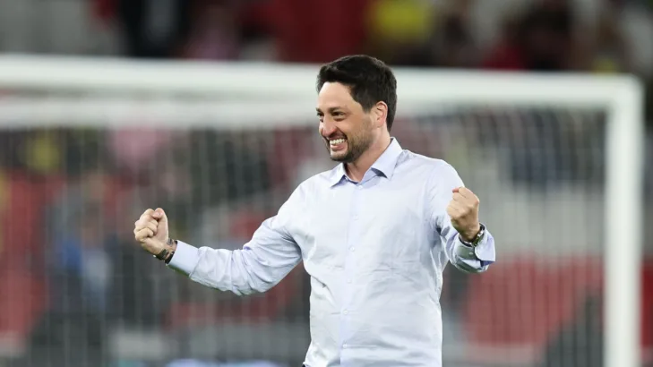 Arthur Elias está entre os técnicos indicados ao prêmio de melhor do mundo na Bola de Ouro Arthur Elias está entre os técnicos indicados ao prêmio de melhor do mundo na Bola de Ouro