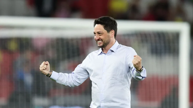 Arthur Elias está entre os técnicos indicados ao prêmio de melhor do mundo na Bola de Ouro