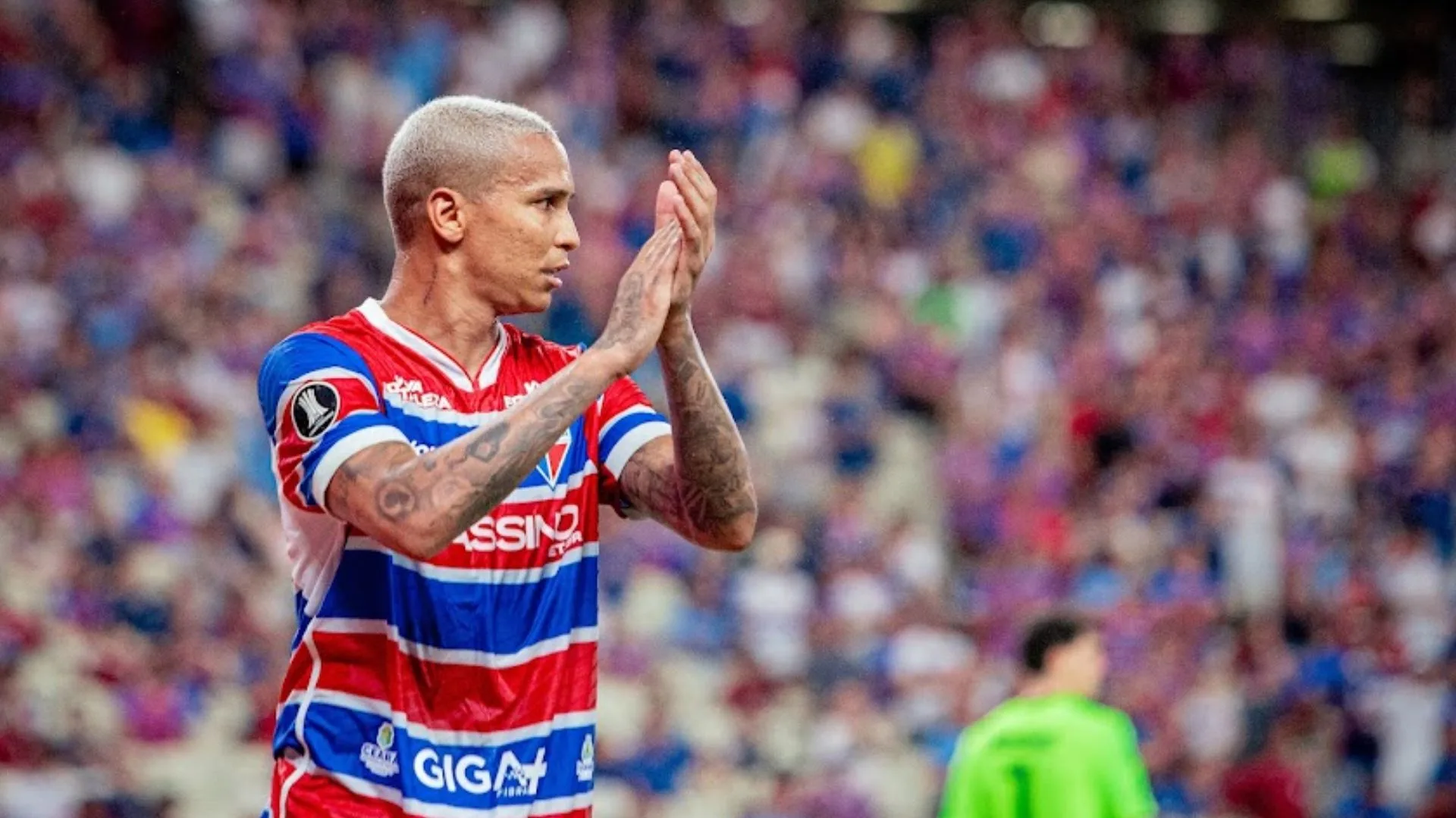 Torcedores do Flamengo não perdoam Deyverson após erro crucial na Libertadores: “Tem que agradecer ao Andreas Pereira”