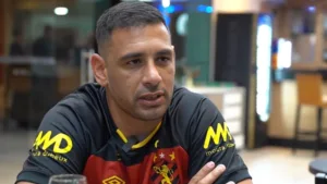 Diego Souza rechaça clubismo ao projetar dobradinha de títulos do Flamengo em 2025: “Vai ser muito difícil”