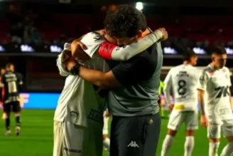 Diniz abraçando Neymar após Santos x Vasco