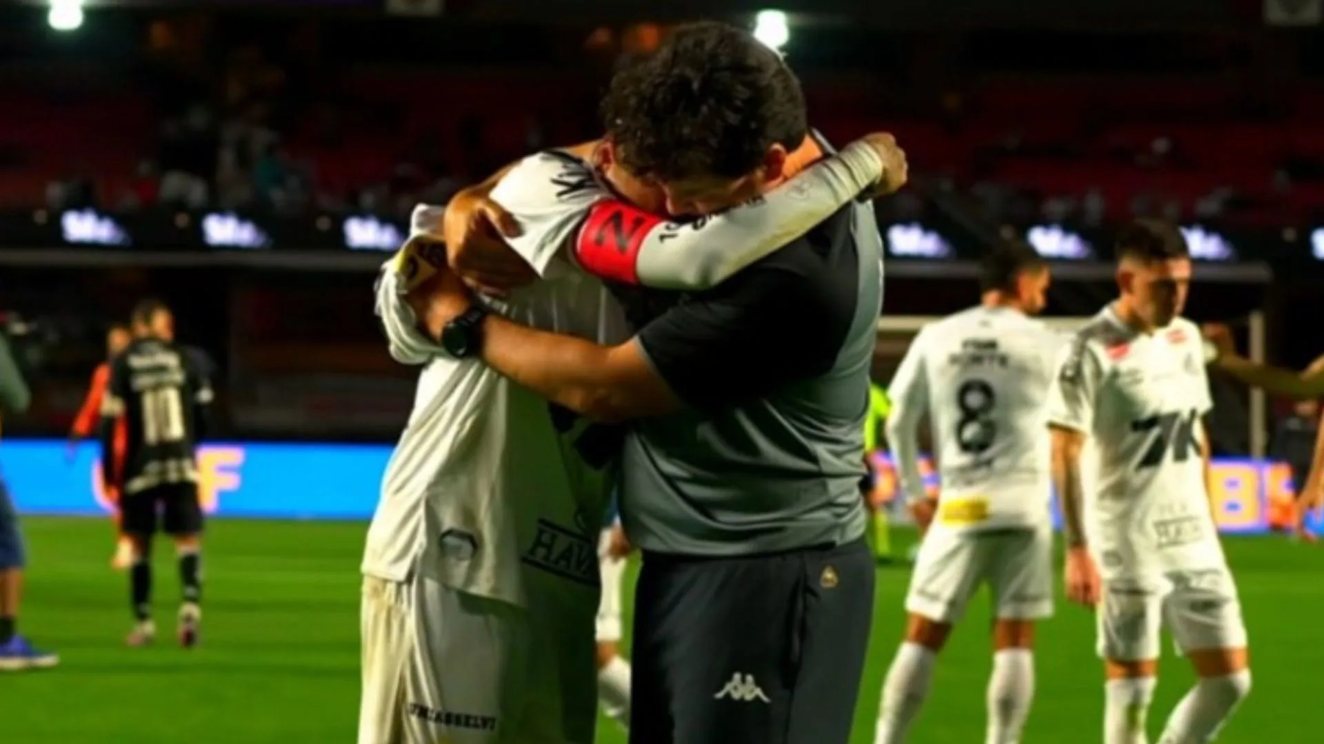 Craque Neto detona abraço de Fernando Diniz em Neymar após Santos x Vasco: “Chamou os caras de medrosos”