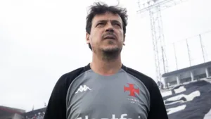 Diniz se revolta com pênalti ignorado pela arbitragem em Vasco x Botafogo: “Falta de critério irrita muito”