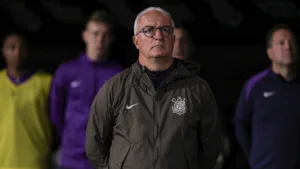 Dorival Júnior bate-boca com torcedor antes de Vasco x Corinthians e vídeo repercute: “Não representa a Fiel torcida”