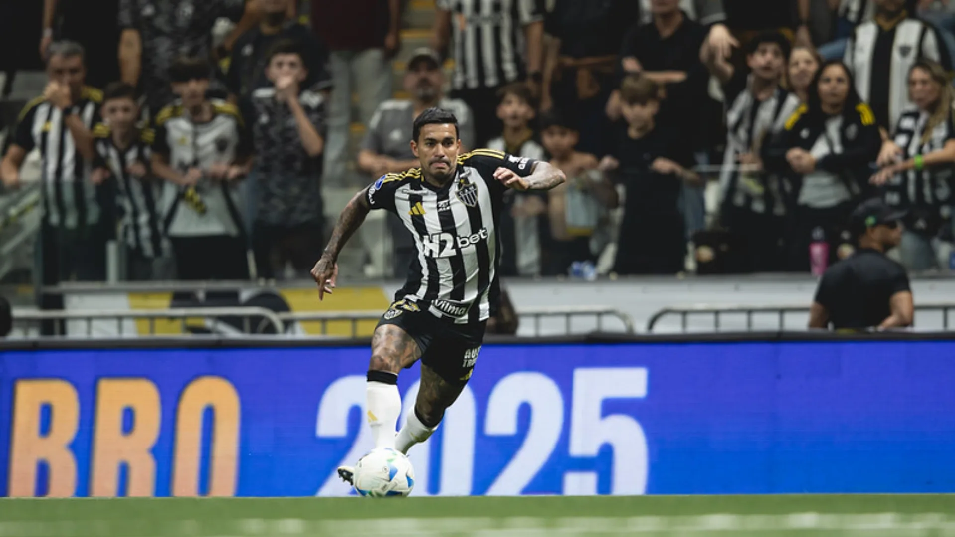 Dudu, Vegetti, Braithwaite e mais: Brasileirão tem 17 jogadores suspensos no começo da 20ª rodada