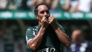 Edmundo aborda polêmica de Hugo Souza e prevê classificação do Palmeiras contra o Corinthians: “É um time melhor”