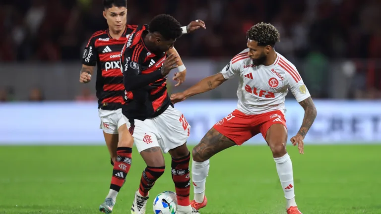 Emerson Royal se manifesta após receber vaias da torcida do Flamengo e manda recado: “Não sou nenhum robô”