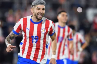 Enciso comemora gol pela seleção do Paraguai