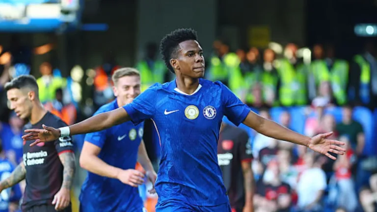 Estêvão marca em estreia no Chelsea e torcida do Palmeiras comenta: “Jogador evolui quando sai da mão do Abel”