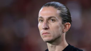 Filipe Luís recebe proposta do Fenerbahçe para deixar o Flamengo e Nicola revela decisão do técnico: “Decidiu permanecer no clube”