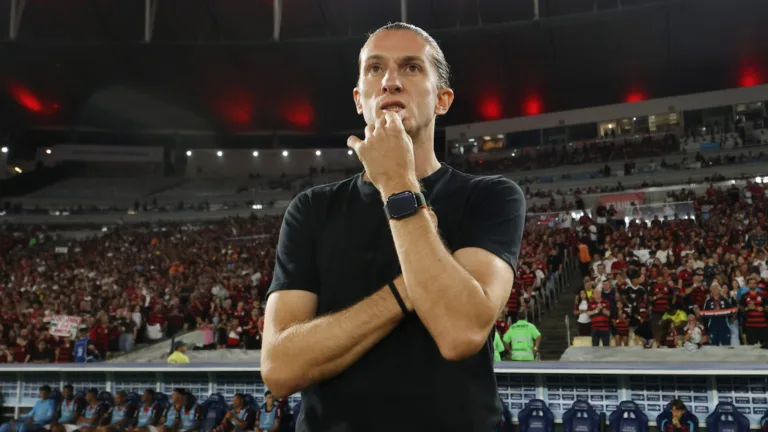 Rivellino surpreende ao destacar qualidade do Flamengo de Filipe Luís: “Ninguém marca nesse meio de campo”